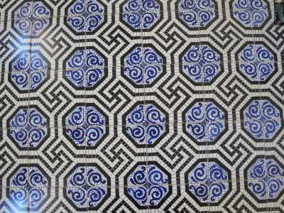 ...l� dove � conservata una preziosa pavimentazione in maiolica di Capodimonte